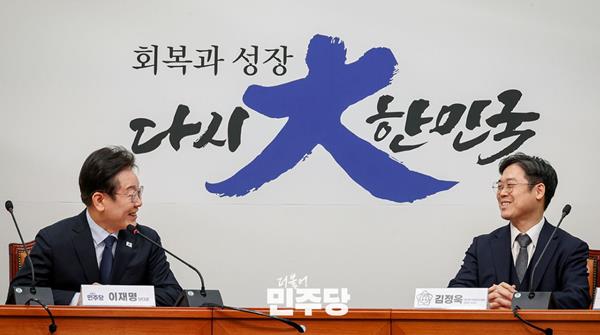 이재명 더불어민주당 대표와 환담하는 김정욱 대한변호사협회장 당선인 / 사진= 더불어민주당 홈페이지