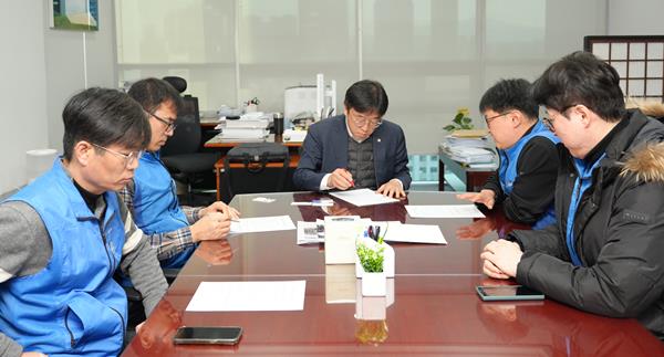 이용우 국회의원실에서 공무원노조법 개정안에 대해 논의하는 공노총 간부들