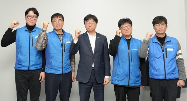 이용우 의원(가운데)과 공노총 간부들