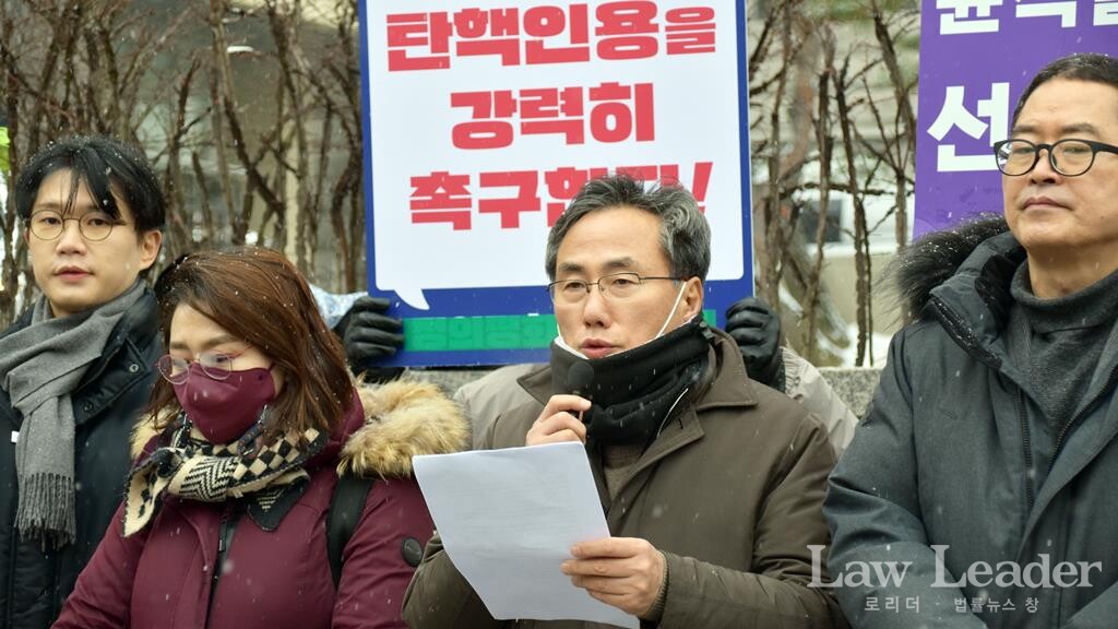 왼쪽부터 이창민 변호사(민변), 김현정 박사(민주법연), 문병효 강원대 법학전문대학원 교수(민주법연 회장), 윤복남 변호사(민변 회장)