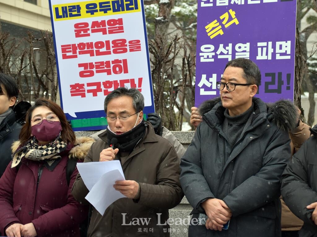 김현정 박사(민주법연), 문병효 강원대 법학전문대학원 교수(민주법연 회장), 윤복남 변호사(민변 회장)