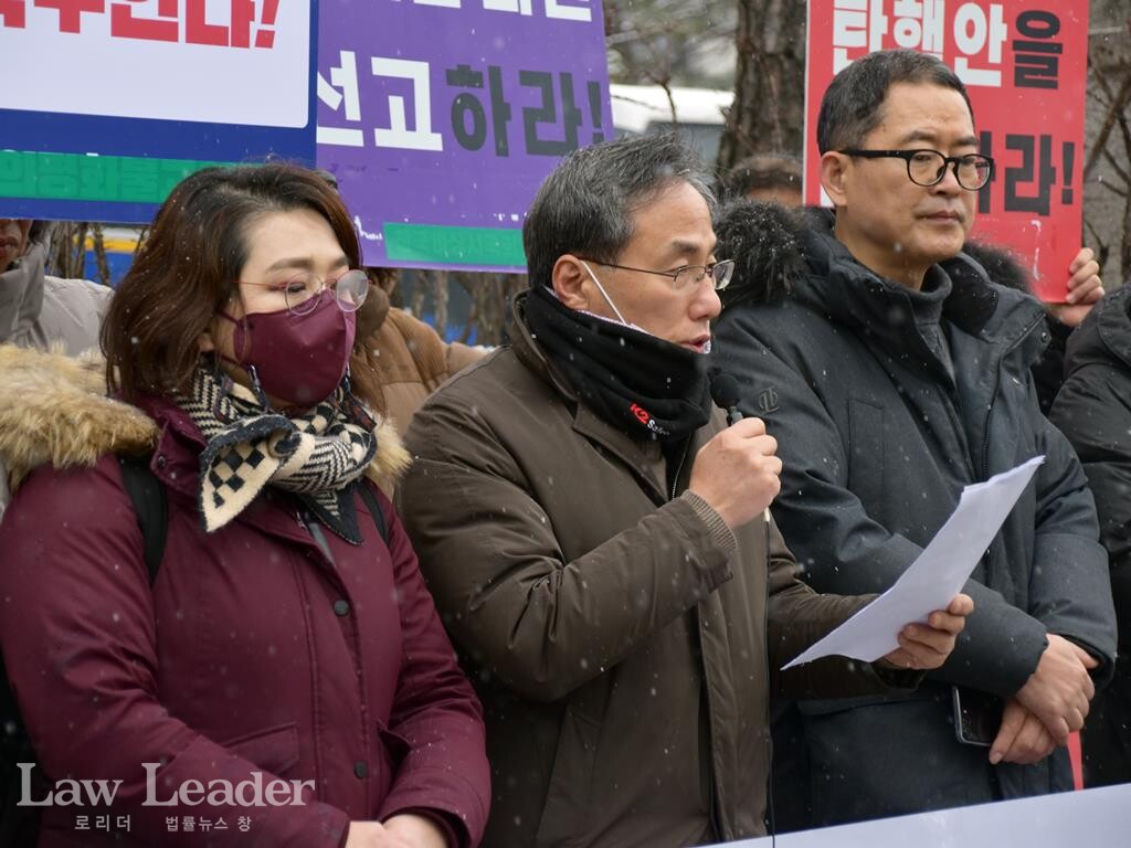 김현정 박사(민주법연), 문병효 강원대 법학전문대학원 교수(민주법연 회장), 윤복남 변호사(민변 회장)