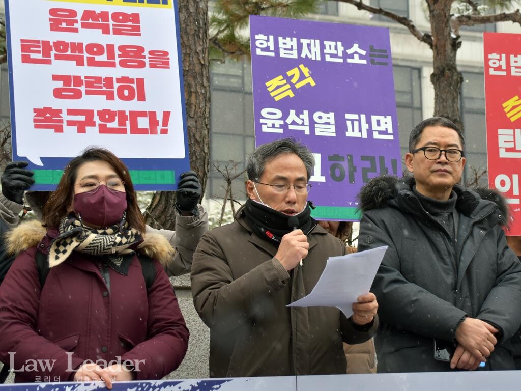 김현정 박사(민주법연), 문병효 강원대 법학전문대학원 교수(민주법연 회장), 윤복남 변호사(민변 회장)