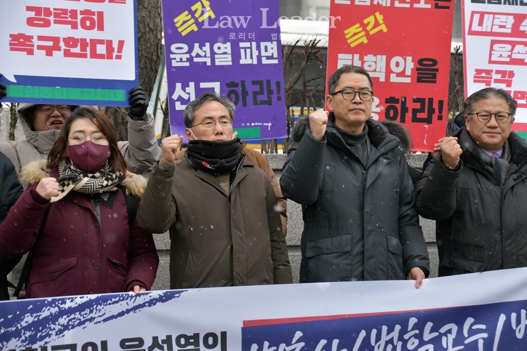 김현정 박사(민주법연), 문병효 강원대 법학전문대학원 교수(민주법연 회장), 윤복남 변호사(민변 회장), 조영선 변호사(민변 윤석열퇴진특위 헌법재판지원단)