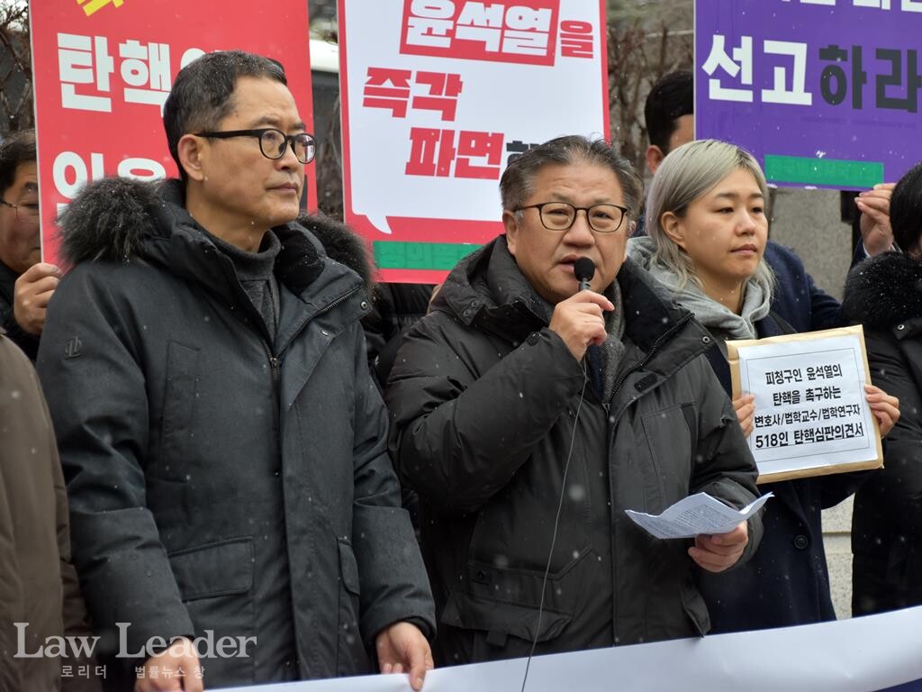 민변 헌법재판지원단장 조영선 변호사(가운데)