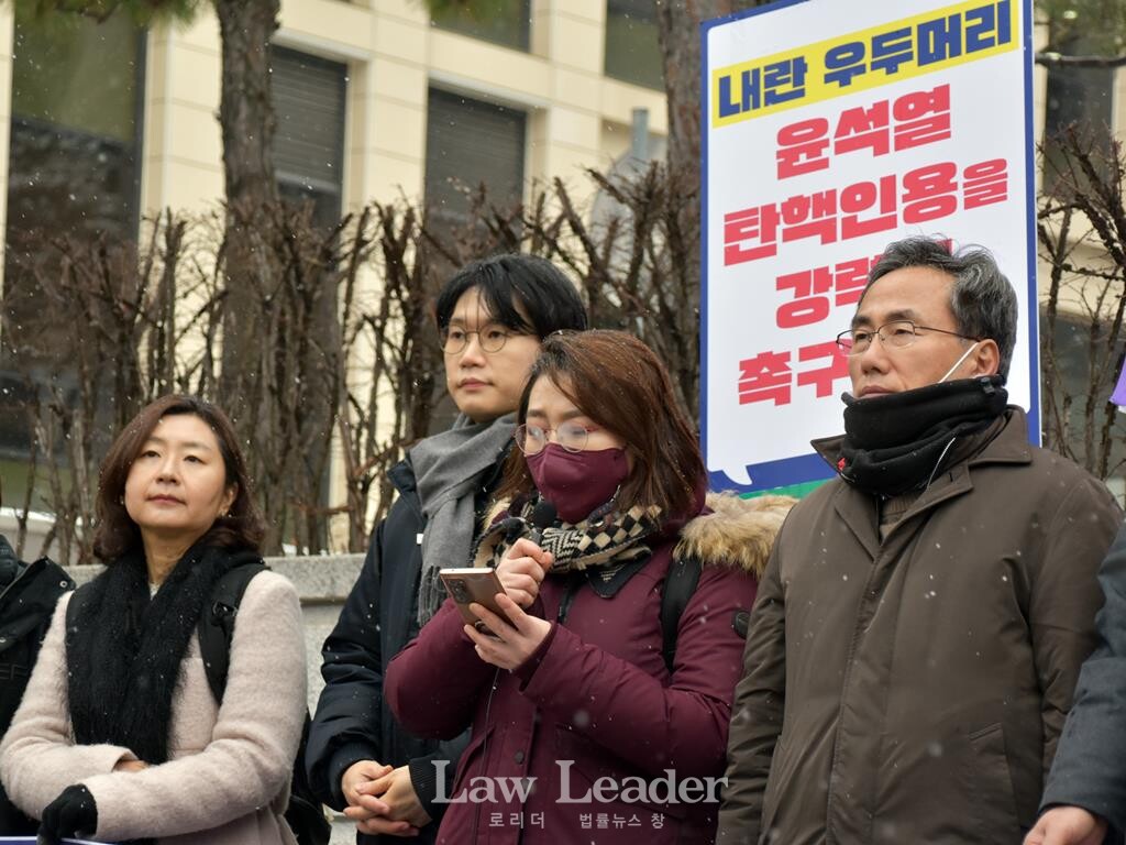 민주주의법학연구회(민주법연)에서 활동하는 김현정 박사(왼쪽에서 세 번째)