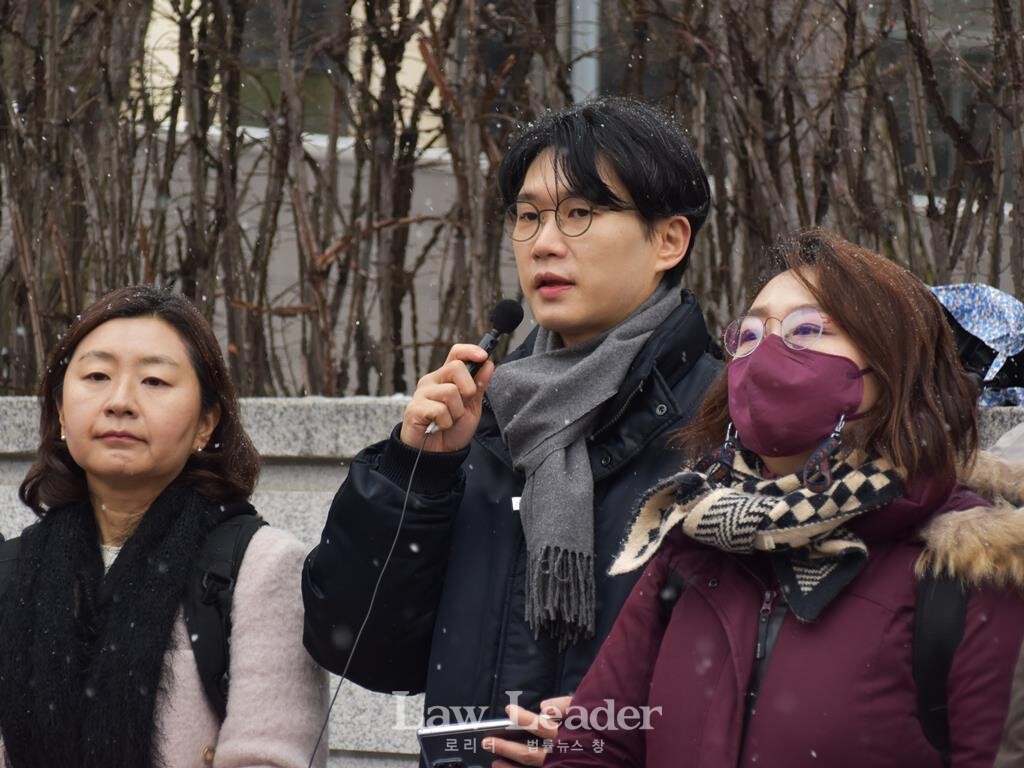 민변 이창민 변호사(가운데)