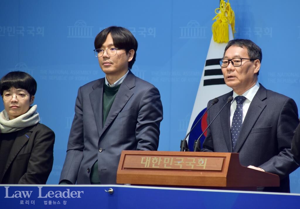 김은정 참여연대 협동사무처장, 노종화 변호사, 전성인 홍익대학교 경제학부 교수