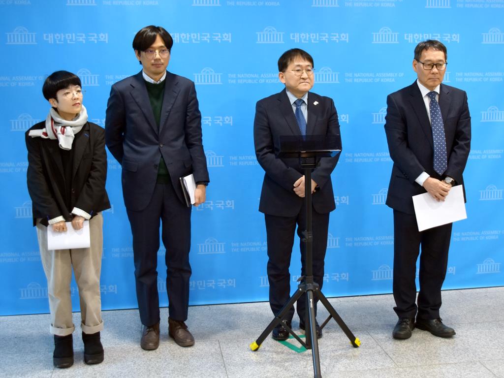 왼쪽부터 김은정 참여연대 협동사무처장, 노종화 변호사(경제개혁연대), 차규근 조국혁신당 국회의원, 전성인 홍익대 경제학부 교수. 17일 기자회견 후 백브리핑 모습