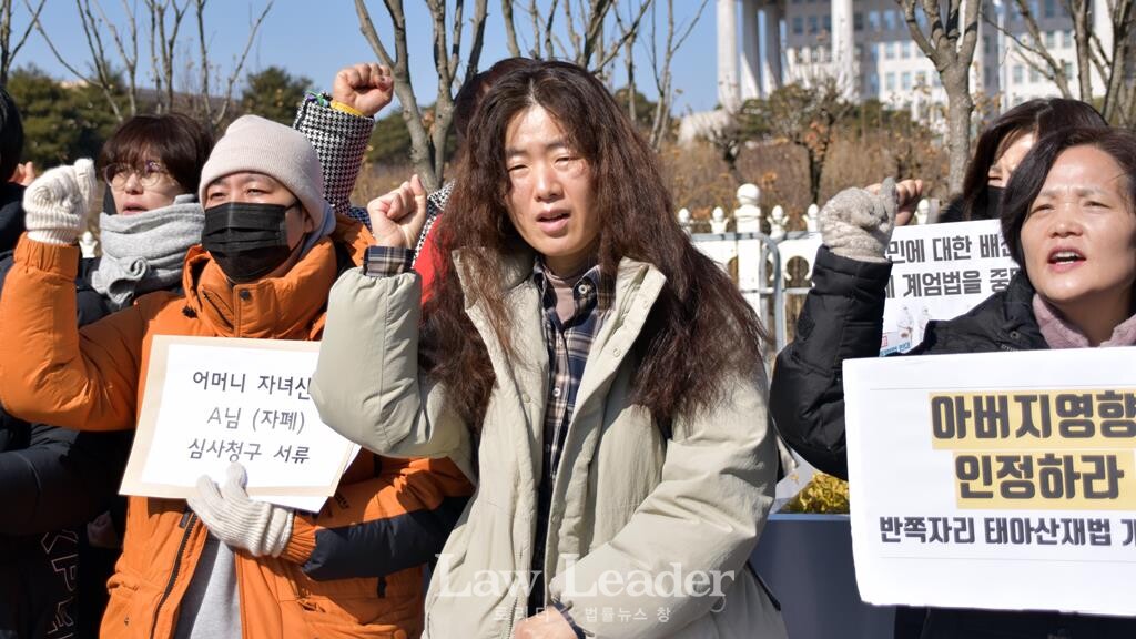 왼쪽부터 산업재해 피해자 유OO 씨, 유청희 한국노동안전보건연구소 상임활동가, 김미숙 김용균재단 대표