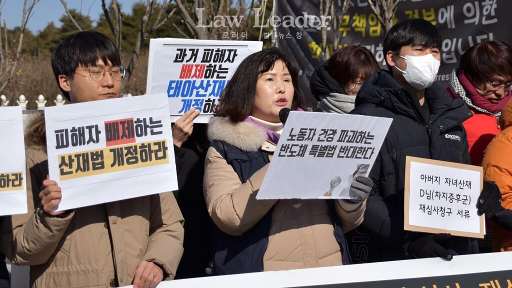 왼쪽부터 조승규 노무사(반올림), 강미희 금속노련 여성국장, 산업재해 피해자 정OO 씨
