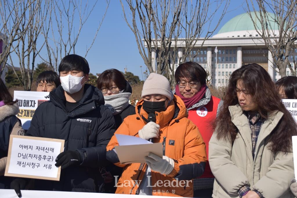 삼성 산업재해 피해자 정OO 씨와 유OO 씨, 유청희 한국노동안전보건연구소 상임활동가