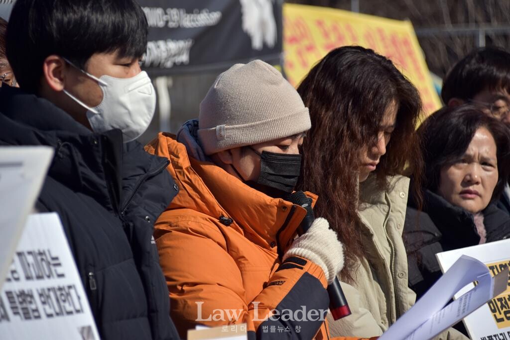 삼성 산업재해 피해자 정OO 씨와 유OO 씨, 유청희 한국노동안전보건연구소 상임활동가, 김미숙 김용균재단 대표