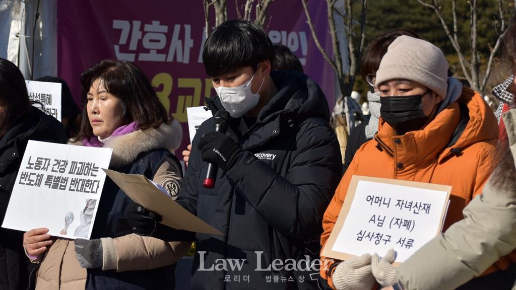 왼쪽부터 강미희 금속노련 여성국장, 삼성디스플레이 산재 피해자 정OO 씨, 삼성전자 반도체 산재 피해자 유OO 씨