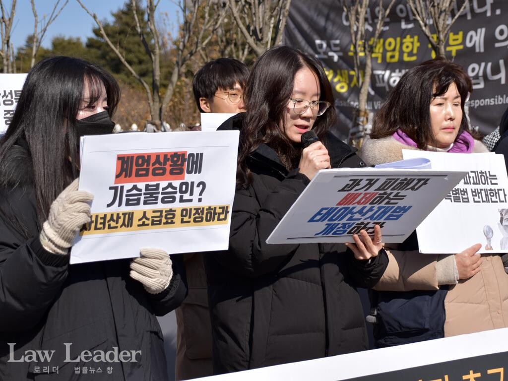 발언문을 대독하는 이슬아 노무사(가운데)