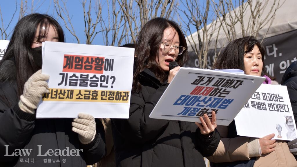 발언문을 대독하는 이슬아 노무사(가운데)