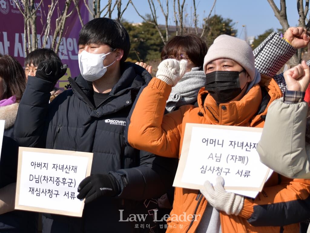 삼성 산업재해 피해 당사자인 정OO 씨와 유OO 씨가 구호를 외치고 있다.