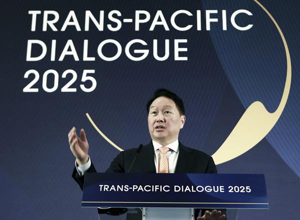 최태원 SK그룹 회장 겸 최종현학술원 이사장이 21일 미국 워싱턴DC 샐러맨더 호텔에서 열린 ‘TPD2025’에서 개회사를 하고 있다.