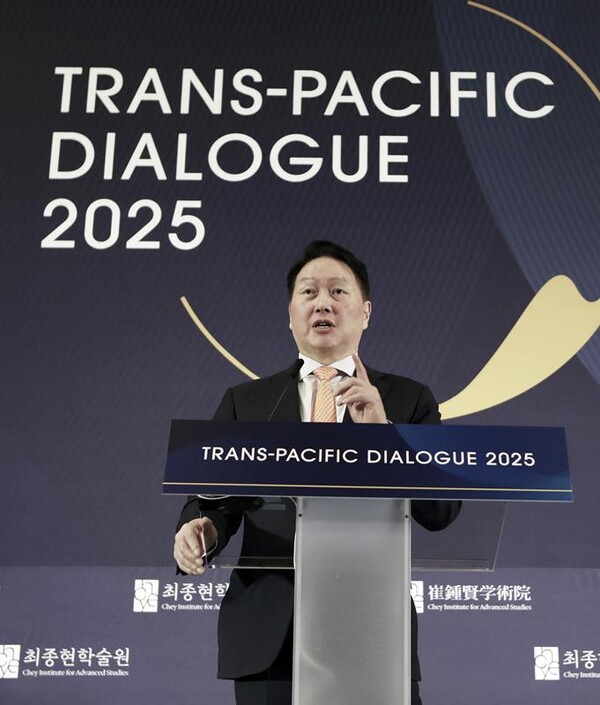 최태원 SK그룹 회장 겸 최종현학술원 이사장이 21일 미국 워싱턴DC 샐러맨더 호텔에서 열린 ‘TPD2025’에서 개회사를 하고 있다.