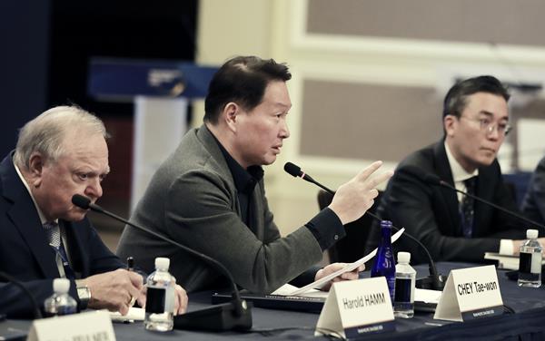 최태원 SK그룹 회장 겸 최종현학술원 이사장이 22일 미국 워싱턴DC 샐러맨더 호텔에서 열린 ‘TPD2025’ 둘째날 행사에서 AI 관련 특별연설을 하고 있다.