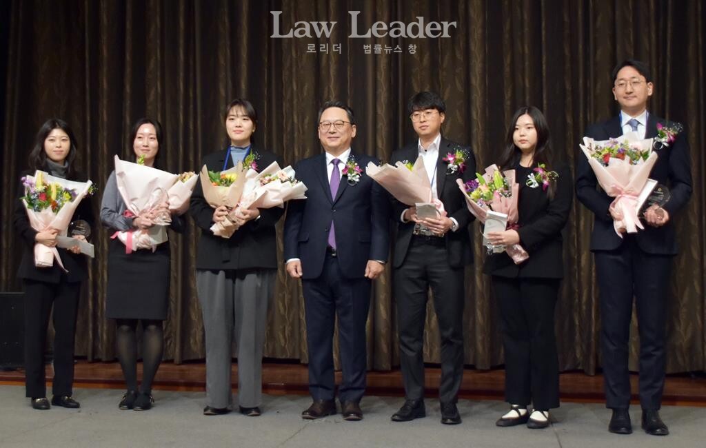 김영훈 대한변호사협회장과 우수언론인상을 수상한 기자들 기념촬영