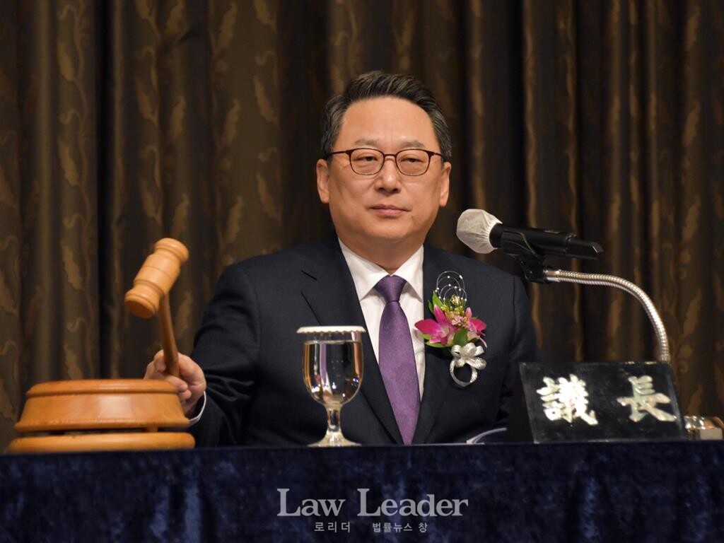 김영훈 제52대 대한변호사협회장이 임시 총회의장으로서 의사봉을 두드리고 있다.