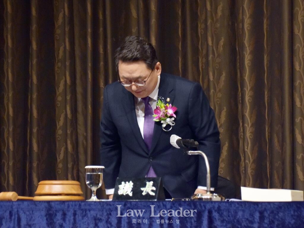 김영훈 제52대 대한변호사협회장이 인사하고 있다.