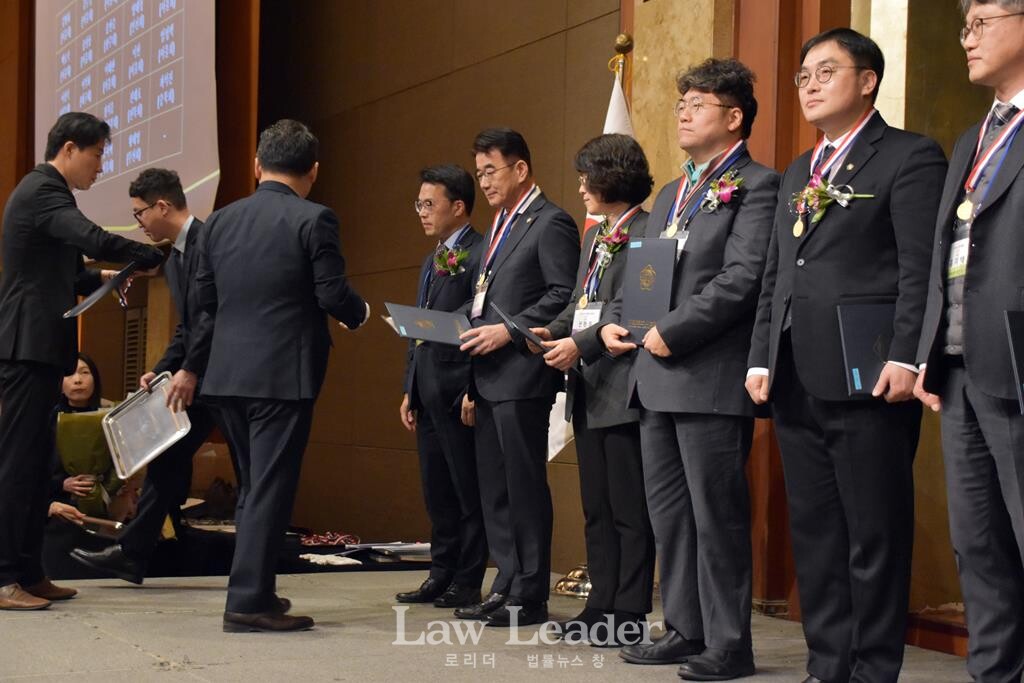 김영훈 대한변호사협회장이 이석화 변호사에게 공로상을 수여하고 있다. 