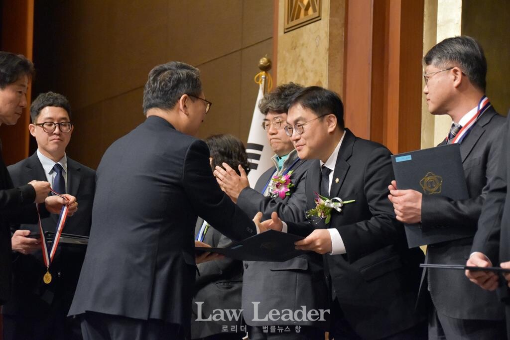 김영훈 대한변호사협회장이 정지웅 변호사에게 공로상을 수여하고 있다. 