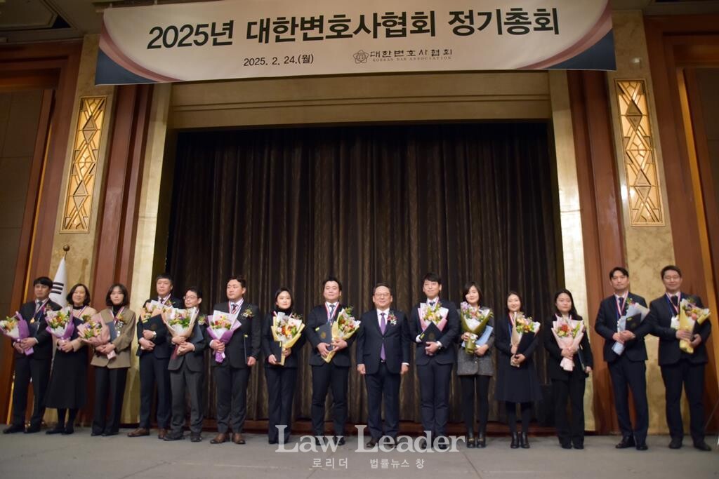 김영훈 대한변호사협회장이 청년변호사상 수상장들과 기념촬영