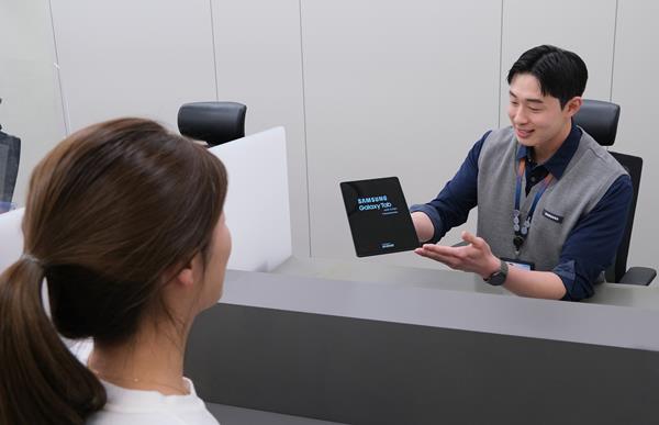 삼성전자서비스 엔지니어가 고객에게 서비스를 제공하는 모습