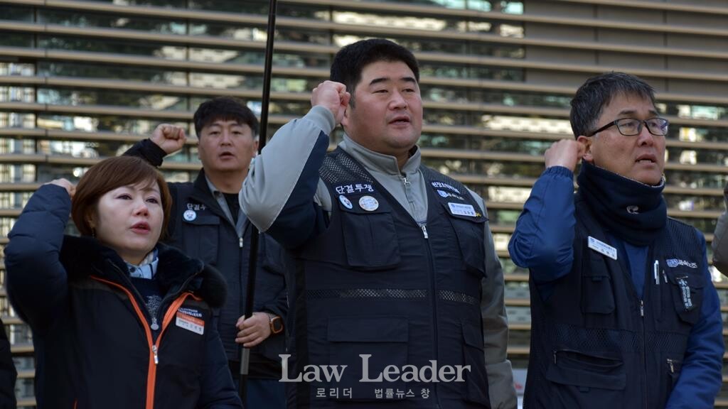 김유철 금속노조 대우조선지회장(가운데)