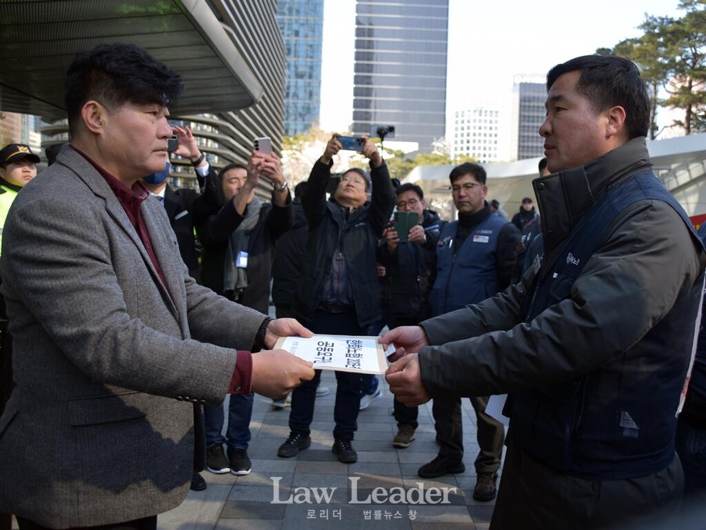 한화노협 2025년 임단협 공동 요구안을 김명기 의장이 전달하고 있다.