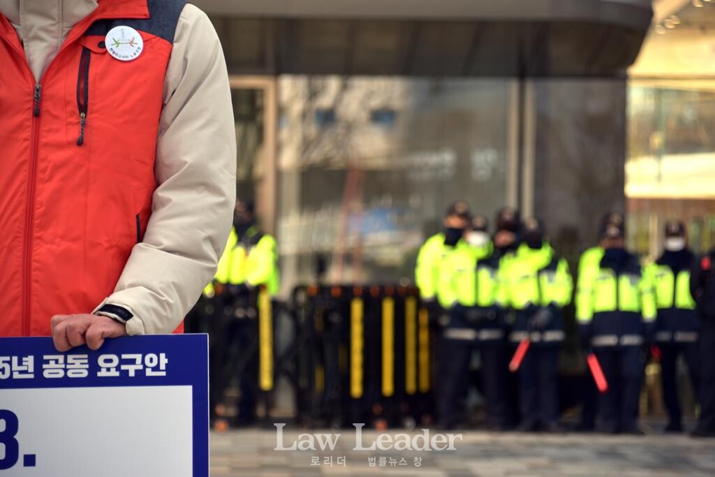 한화노협 2025년 임단협 공동 요구안 발표 기자회견이 진행되는 중 경찰 인력이 한화빌딩 앞을 지켰다.