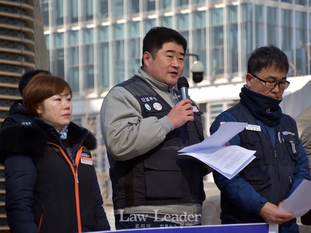 김유철 금속노조 대우조선지회장(가운데)