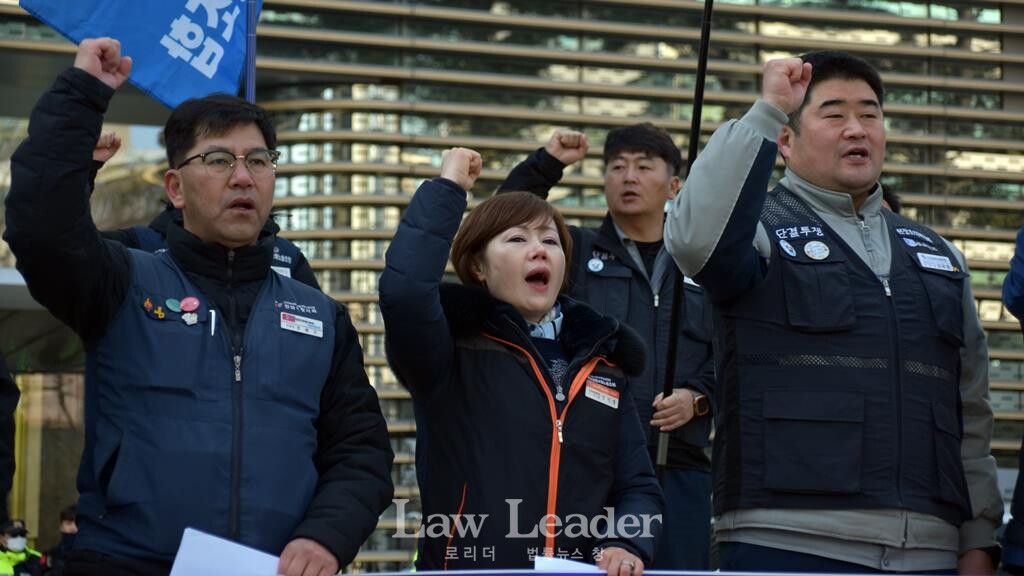 김지영 사무금융노조 한화생명보험지부장(가운데)