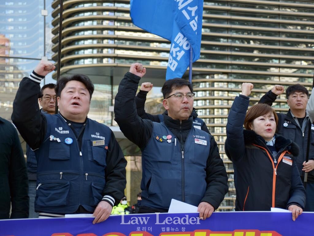 이성종 한화시스템노동조합 위원장, 강태구 화섬노조 한화토탈지회장, 김지영 사무금융노조 한화생명보험지부장