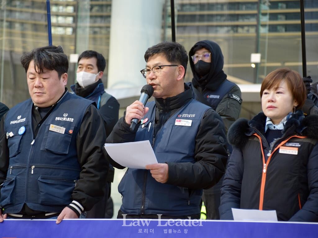 이성종 한화시스템노동조합 위원장, 강태구 화섬노조 한화토탈지회장, 김지영 사무금융노조 한화생명보험지부장