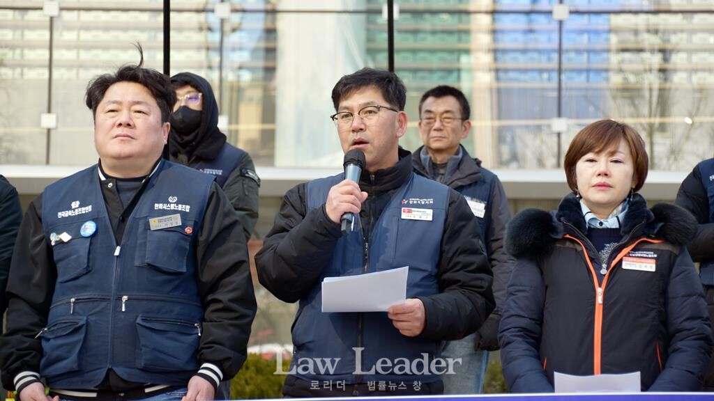 이성종 한화시스템노동조합 위원장, 강태구 화섬노조 한화토탈지회장, 김지영 사무금융노조 한화생명보험지부장