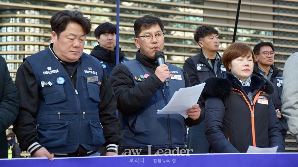 이성종 한화시스템노동조합 위원장, 강태구 화섬노조 한화토탈지회장, 김지영 사무금융노조 한화생명보험지부장