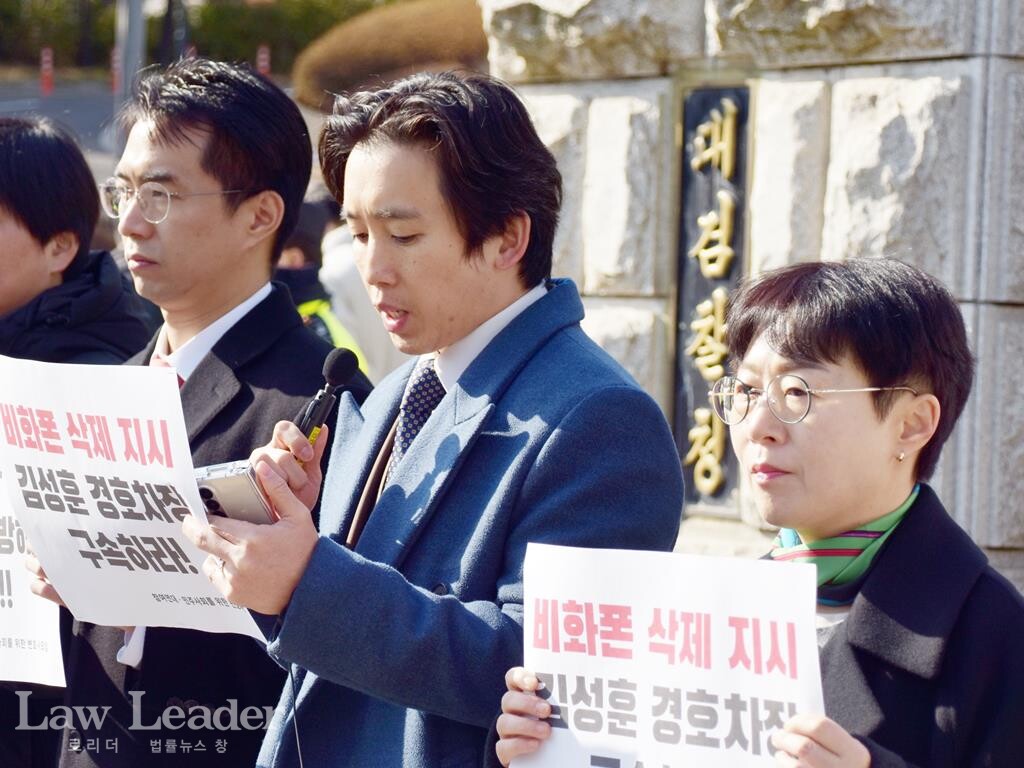 왼쪽부터 최종연 민변 윤석열퇴진특위 변호사, 최용문 참여연대 행정감시센터 소장, 이지현 참여연대 사무처장