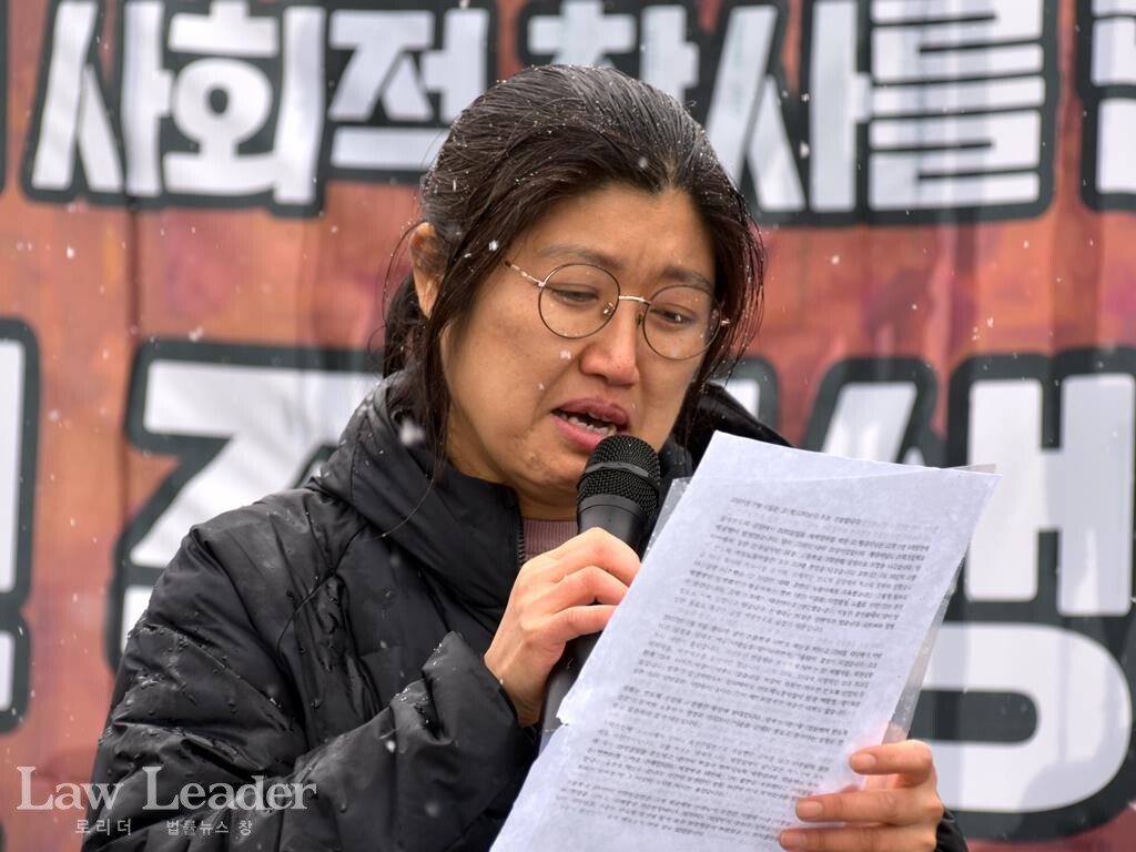 이종란 반올림 활동가가 발언하다 눈시울을 붉히고 있다.