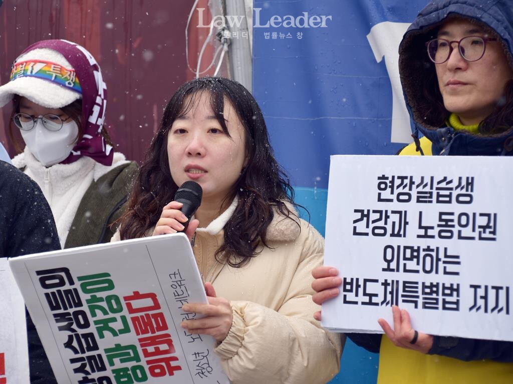 청소년인권운동연대 ‘지음’의 ‘난다’ 활동가(가운데)