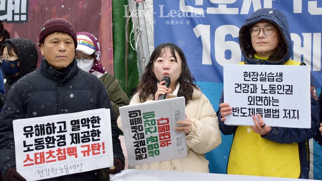 청소년인권운동연대 ‘지음’의 ‘난다’ 활동가(가운데)