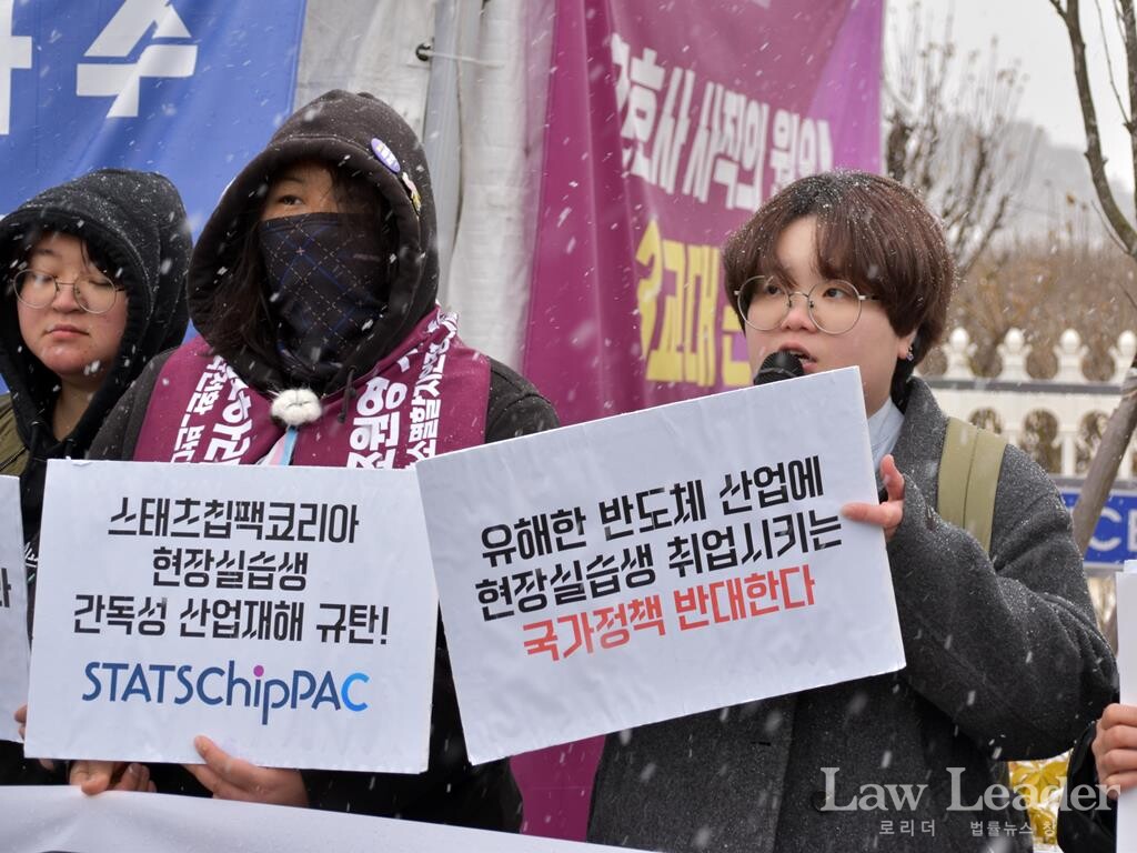 양은정 건강한노동세상 상임활동가(오른쪽)