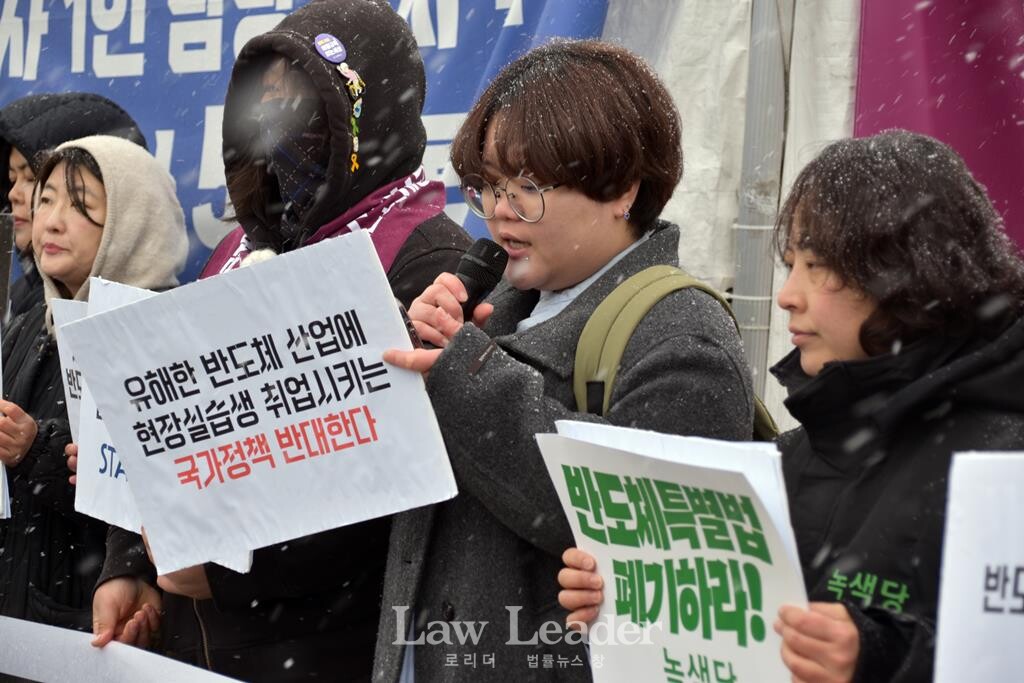 양은정 건강한노동세상 상임활동가(오른쪽에서 두 번째)