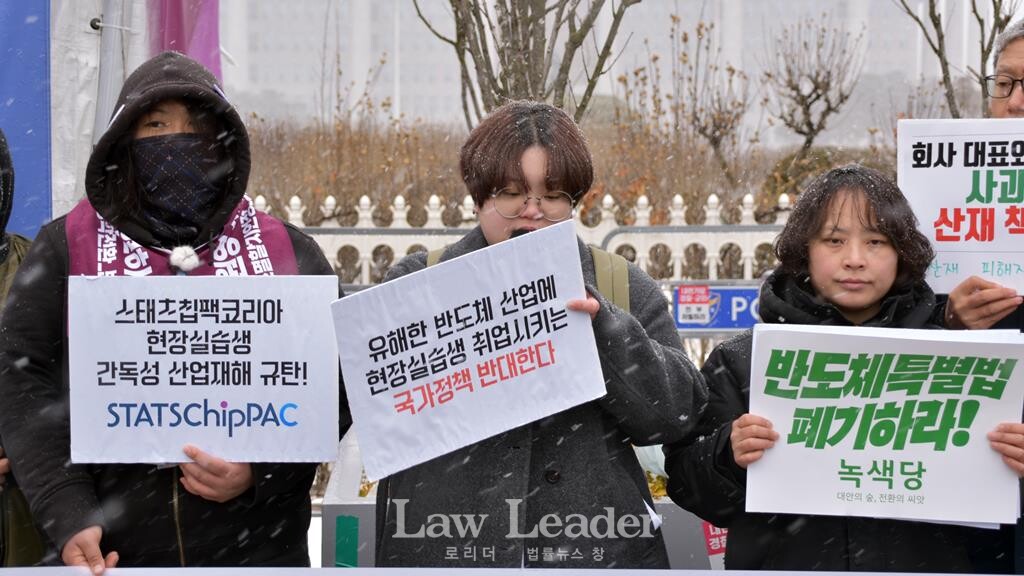 양은정 건강한노동세상 상임활동가(가운데)