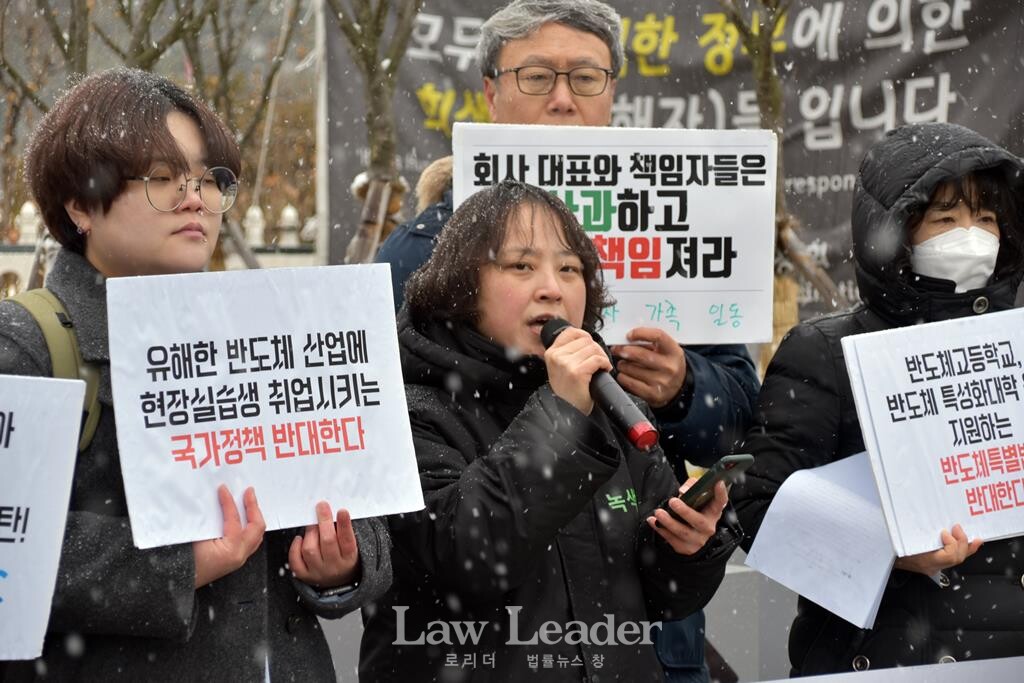 이상현 녹색당 대표(가운데)