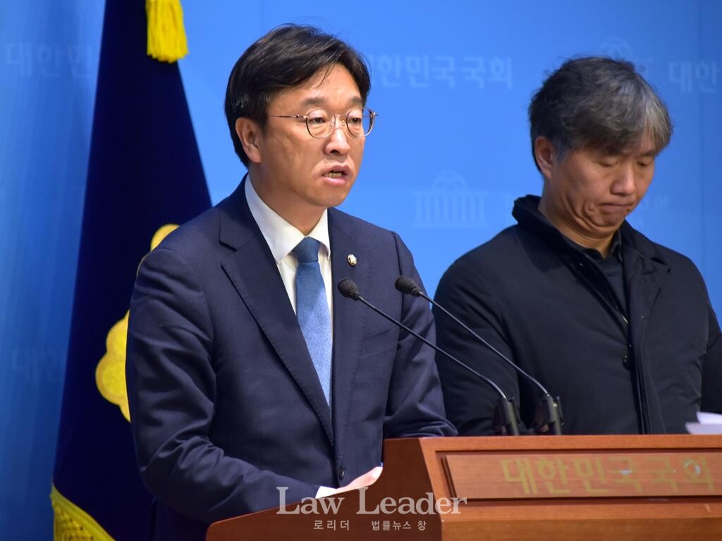 국회 환경노동위원회 소속 이용우 더불어민주당 국회의원, 류현철 재단법인 일환경건강센터 이사장