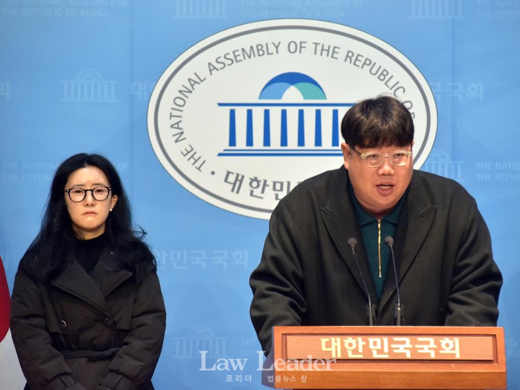 인우종합건설 고 문유식 씨 유가족 문혜연 씨, 투명사회를 위한 정보공개센터 김예찬 활동가